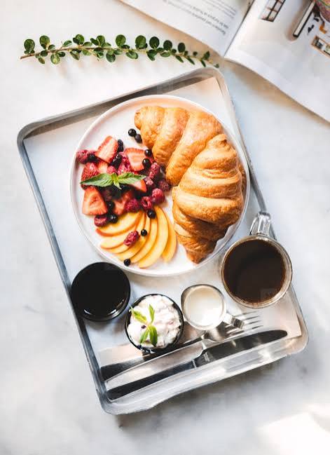 Colazione con croissant, frutta fresca e caffè - B&B Ricordi Salento
